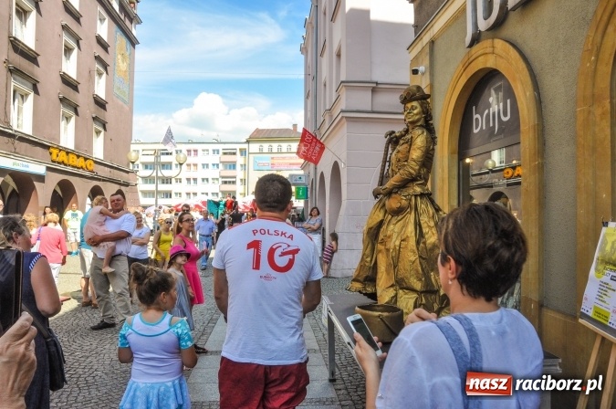 Zdjęcie w galerii na portalu naszraciborz.pl: Setki raciborzan na Festiwalu Raciborskiej Ulicy. Żywe rzeźby opanowały ulicę Długą wiadomości z regionu