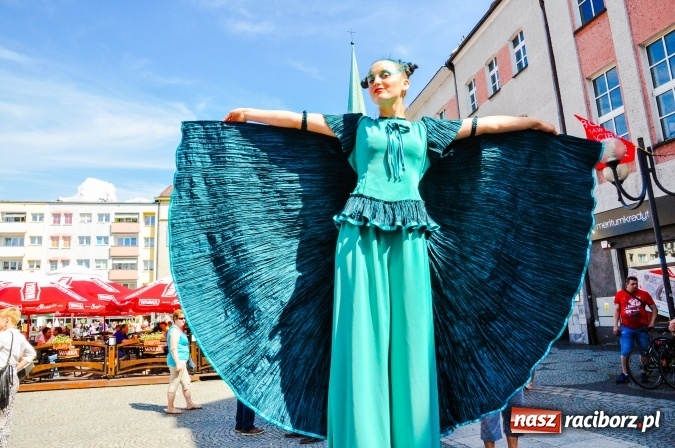 Zdjęcie w galerii na portalu naszraciborz.pl: Setki raciborzan na Festiwalu Raciborskiej Ulicy. Żywe rzeźby opanowały ulicę Długą wiadomości z regionu