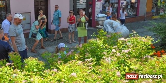 Zdjęcie w galerii na portalu naszraciborz.pl: Setki raciborzan na Festiwalu Raciborskiej Ulicy. Żywe rzeźby opanowały ulicę Długą wiadomości z regionu