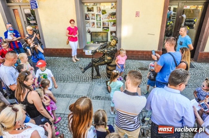 Zdjęcie w galerii na portalu naszraciborz.pl: Setki raciborzan na Festiwalu Raciborskiej Ulicy. Żywe rzeźby opanowały ulicę Długą wiadomości z regionu