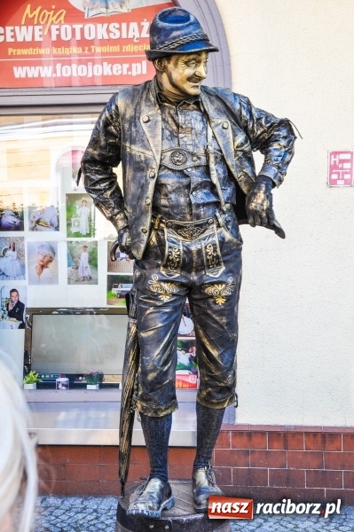 Zdjęcie w galerii na portalu naszraciborz.pl: Setki raciborzan na Festiwalu Raciborskiej Ulicy. Żywe rzeźby opanowały ulicę Długą wiadomości z regionu