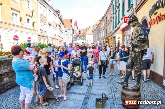 Zdjęcie w galerii na portalu naszraciborz.pl: Setki raciborzan na Festiwalu Raciborskiej Ulicy. Żywe rzeźby opanowały ulicę Długą wiadomości z regionu