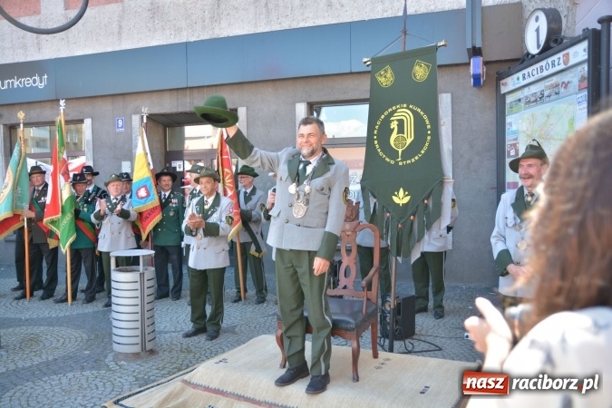 Zdjęcie w galerii na portalu naszraciborz.pl: Nowy król kurkowy pozdrowił raciborzan  wiadomości z regionu
