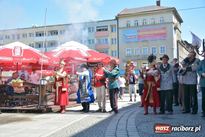 Zdjęcie w galerii na portalu naszraciborz.pl: Nowy król kurkowy pozdrowił raciborzan  wiadomości z regionu