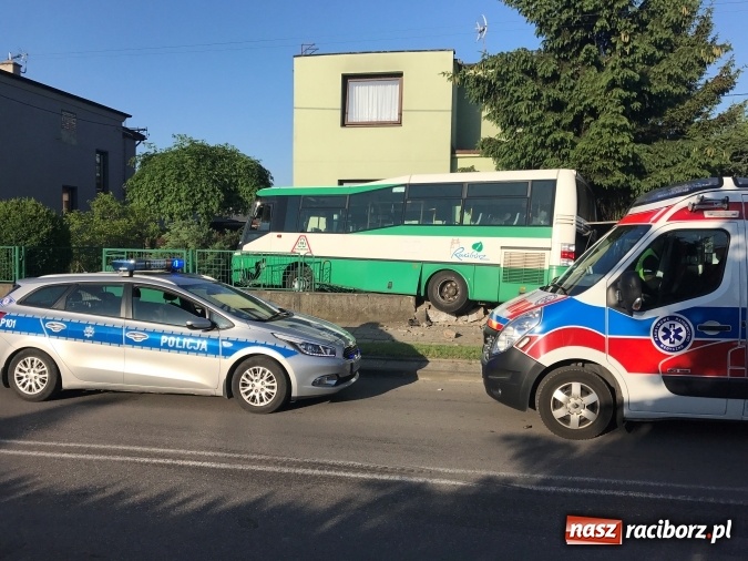 Zdjęcie w galerii na portalu naszraciborz.pl: Autobus wjechał w posesję po zderzeniu z fiatem pandą wiadomości z regionu