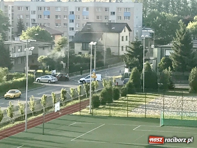 Zdjęcie w galerii na portalu naszraciborz.pl: Autobus wjechał w posesję po zderzeniu z fiatem pandą wiadomości z regionu