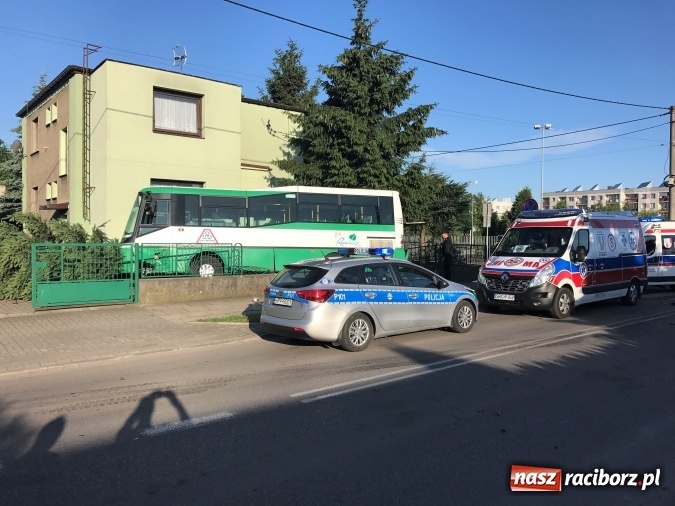 Zdjęcie w galerii na portalu naszraciborz.pl: Autobus wjechał w posesję po zderzeniu z fiatem pandą wiadomości z regionu