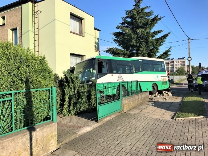 Zdjęcie w galerii na portalu naszraciborz.pl: Autobus wjechał w posesję po zderzeniu z fiatem pandą wiadomości z regionu