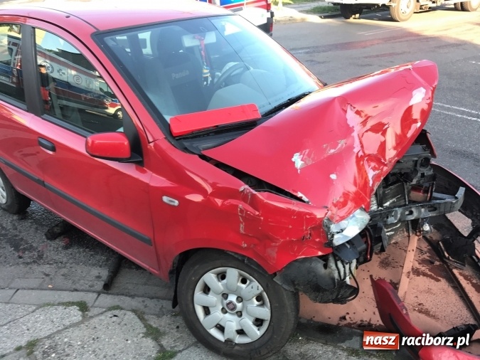 Zdjęcie w galerii na portalu naszraciborz.pl: Autobus wjechał w posesję po zderzeniu z fiatem pandą wiadomości z regionu