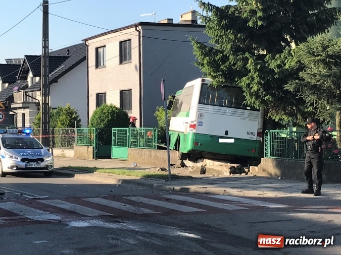 Zdjęcie w galerii na portalu naszraciborz.pl: Autobus wjechał w posesję po zderzeniu z fiatem pandą wiadomości z regionu