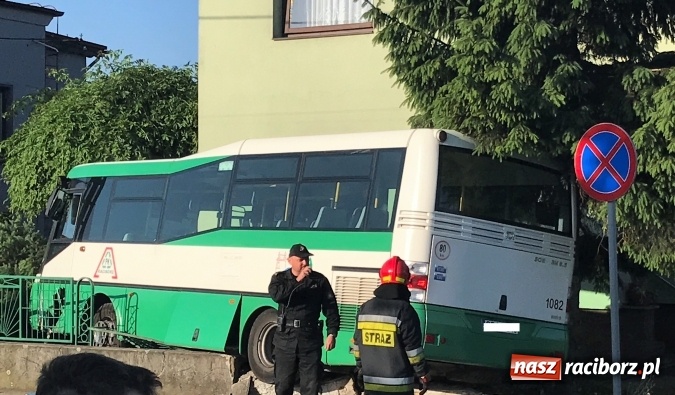 Zdjęcie w galerii na portalu naszraciborz.pl: Autobus wjechał w posesję po zderzeniu z fiatem pandą wiadomości z regionu