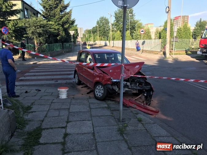 Zdjęcie w galerii na portalu naszraciborz.pl: Autobus wjechał w posesję po zderzeniu z fiatem pandą wiadomości z regionu