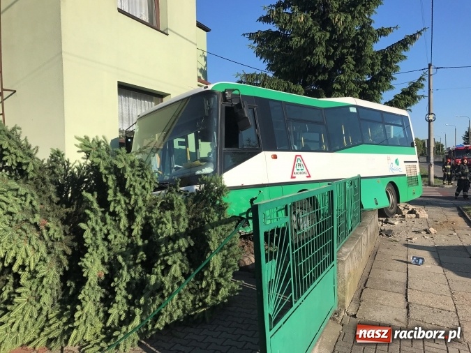 Zdjęcie w galerii na portalu naszraciborz.pl: Autobus wjechał w posesję po zderzeniu z fiatem pandą wiadomości z regionu