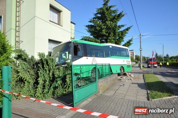 Zdjęcie w galerii na portalu naszraciborz.pl: Autobus wjechał w posesję po zderzeniu z fiatem pandą wiadomości z regionu