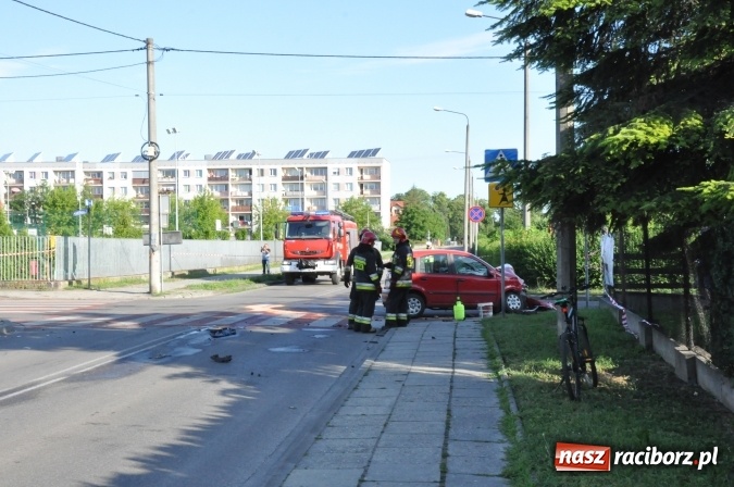 Zdjęcie w galerii na portalu naszraciborz.pl: Autobus wjechał w posesję po zderzeniu z fiatem pandą wiadomości z regionu