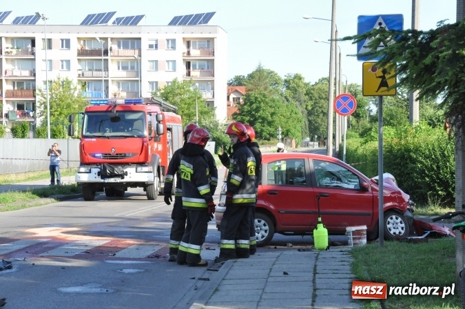 Zdjęcie w galerii na portalu naszraciborz.pl: Autobus wjechał w posesję po zderzeniu z fiatem pandą wiadomości z regionu