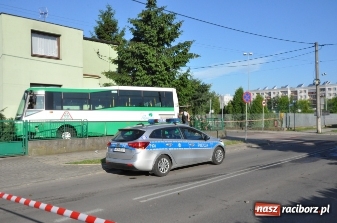 Zdjęcie w galerii na portalu naszraciborz.pl: Autobus wjechał w posesję po zderzeniu z fiatem pandą wiadomości z regionu