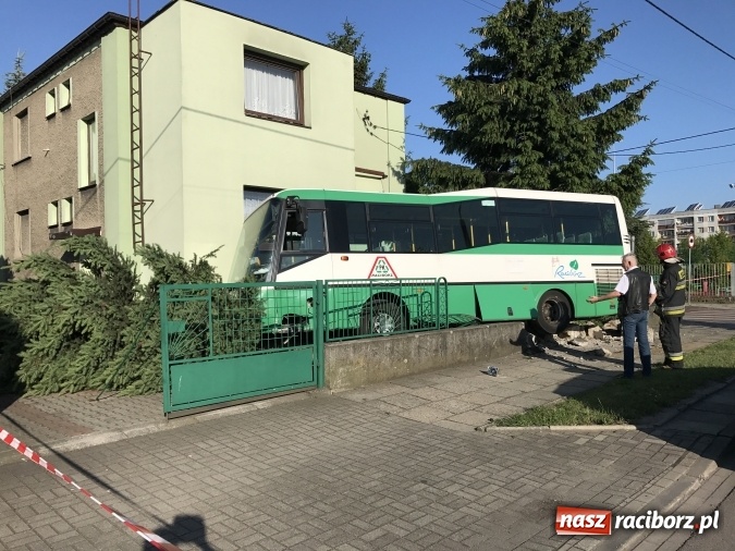 Zdjęcie w galerii na portalu naszraciborz.pl: Autobus wjechał w posesję po zderzeniu z fiatem pandą wiadomości z regionu