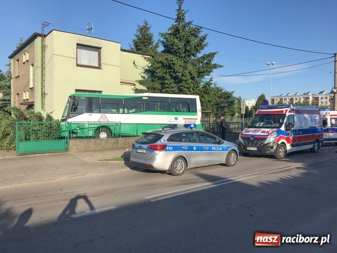 Zdjęcie w galerii na portalu naszraciborz.pl: Autobus wjechał w posesję po zderzeniu z fiatem pandą wiadomości z regionu