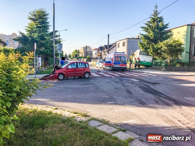 Zdjęcie w galerii na portalu naszraciborz.pl: Autobus wjechał w posesję po zderzeniu z fiatem pandą wiadomości z regionu