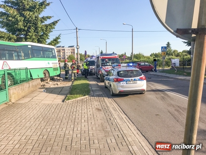 Zdjęcie w galerii na portalu naszraciborz.pl: Autobus wjechał w posesję po zderzeniu z fiatem pandą wiadomości z regionu