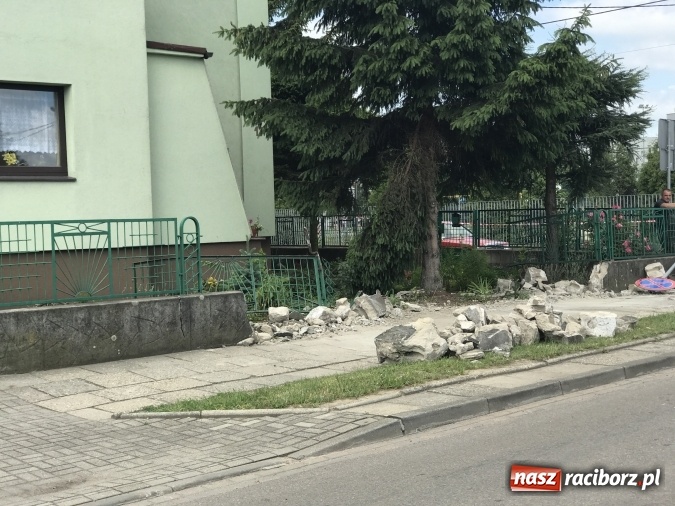 Zdjęcie w galerii na portalu naszraciborz.pl: Autobus wjechał w posesję po zderzeniu z fiatem pandą wiadomości z regionu