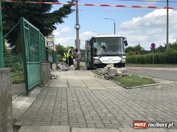 Zdjęcie w galerii na portalu naszraciborz.pl: Autobus wjechał w posesję po zderzeniu z fiatem pandą wiadomości z regionu