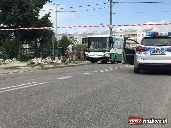 Zdjęcie w galerii na portalu naszraciborz.pl: Autobus wjechał w posesję po zderzeniu z fiatem pandą wiadomości z regionu