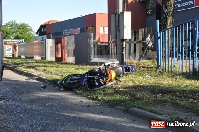Zdjęcie w galerii na portalu naszraciborz.pl: Wypadek na skrzyżowaniu Rybnicka-Szkolna. Wezwano Lotnicze Pogotowie Ratunkowe wiadomości z regionu