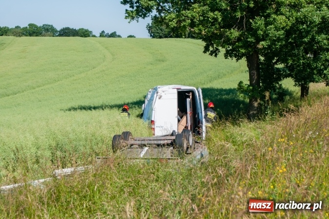 Zdjęcie w galerii na portalu naszraciborz.pl: Na DK 45 mercedes sprinter wypadł z drogi wiadomości z regionu