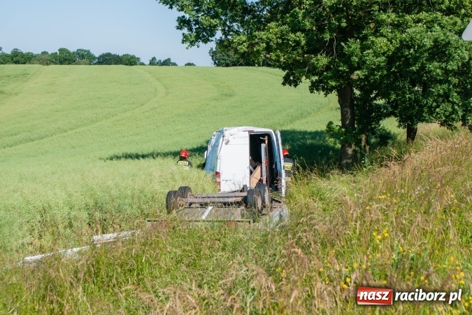 Zdjęcie w galerii na portalu naszraciborz.pl: Na DK 45 mercedes sprinter wypadł z drogi wiadomości z regionu
