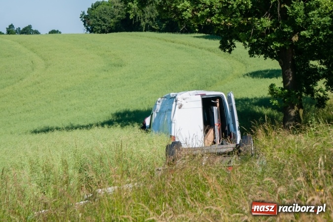 Zdjęcie w galerii na portalu naszraciborz.pl: Na DK 45 mercedes sprinter wypadł z drogi wiadomości z regionu