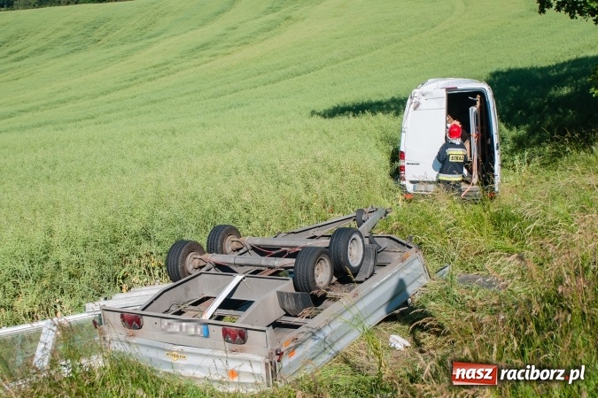 Zdjęcie w galerii na portalu naszraciborz.pl: Na DK 45 mercedes sprinter wypadł z drogi wiadomości z regionu