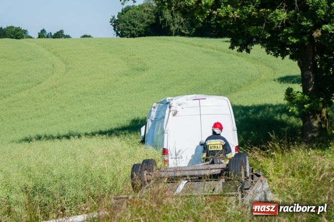 Zdjęcie w galerii na portalu naszraciborz.pl: Na DK 45 mercedes sprinter wypadł z drogi wiadomości z regionu