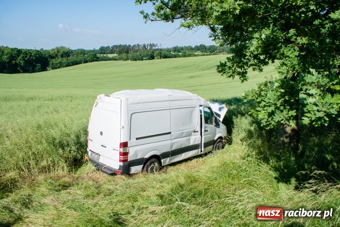 Zdjęcie w galerii na portalu naszraciborz.pl: Na DK 45 mercedes sprinter wypadł z drogi wiadomości z regionu
