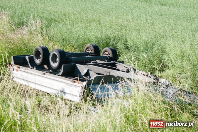 Zdjęcie w galerii na portalu naszraciborz.pl: Na DK 45 mercedes sprinter wypadł z drogi wiadomości z regionu