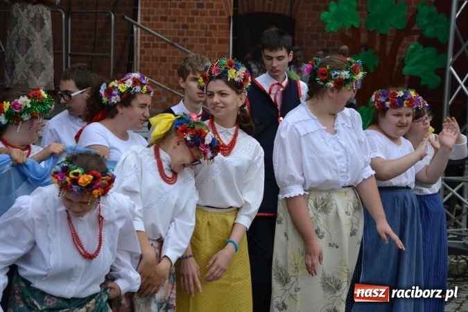 Zdjęcie w galerii na portalu naszraciborz.pl: XV Jubileuszowa Biesiada Śląska Szkół Specjalnych Bajtel Gala za nami  wiadomości z regionu