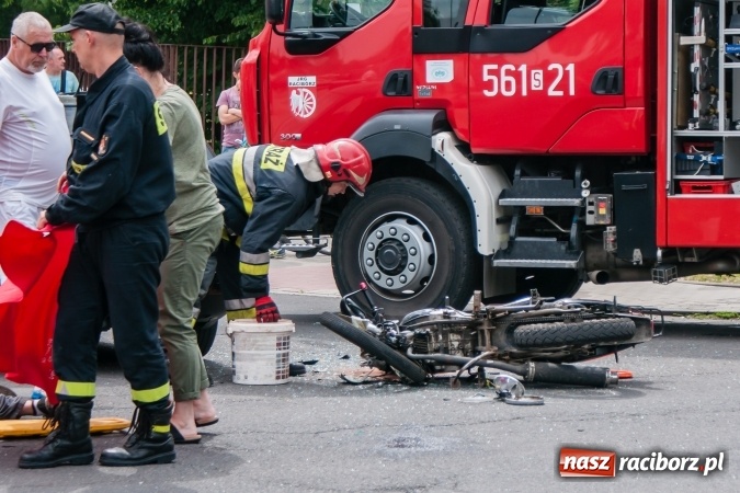 Zdjęcie w galerii na portalu naszraciborz.pl: Wypadek przy SP 15. Motocykl zderzył się z passatem wiadomości z regionu