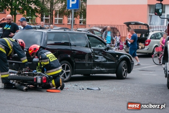 Zdjęcie w galerii na portalu naszraciborz.pl: Wypadek przy SP 15. Motocykl zderzył się z passatem wiadomości z regionu