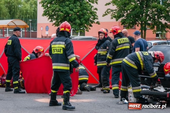 Zdjęcie w galerii na portalu naszraciborz.pl: Wypadek przy SP 15. Motocykl zderzył się z passatem wiadomości z regionu
