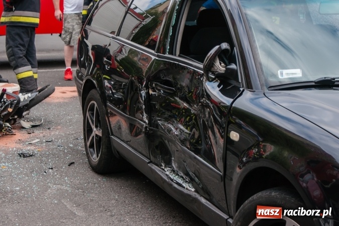 Zdjęcie w galerii na portalu naszraciborz.pl: Wypadek przy SP 15. Motocykl zderzył się z passatem wiadomości z regionu