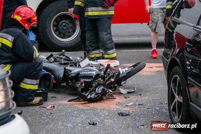 Zdjęcie w galerii na portalu naszraciborz.pl: Wypadek przy SP 15. Motocykl zderzył się z passatem wiadomości z regionu