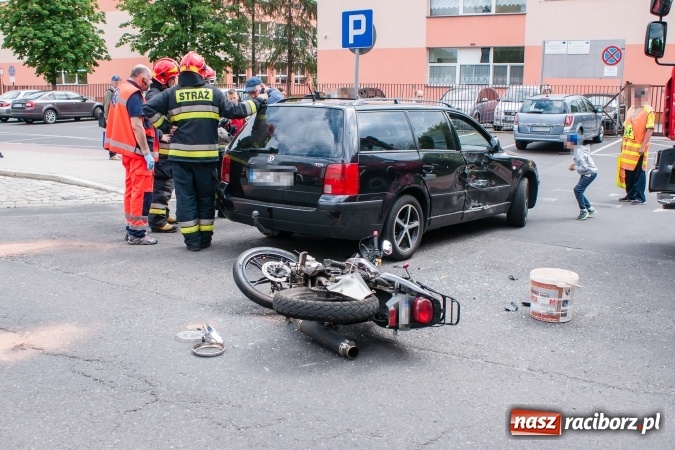 Zdjęcie w galerii na portalu naszraciborz.pl: Wypadek przy SP 15. Motocykl zderzył się z passatem wiadomości z regionu