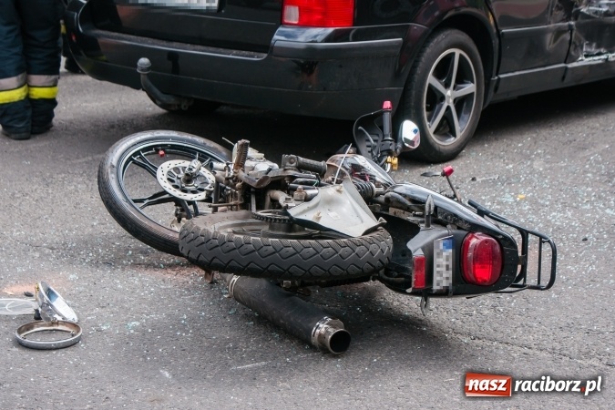 Zdjęcie w galerii na portalu naszraciborz.pl: Wypadek przy SP 15. Motocykl zderzył się z passatem wiadomości z regionu