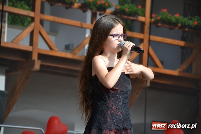 Zdjęcie w galerii na portalu naszraciborz.pl: Obchody Dnia Matki i Ojca oraz taneczne podsumowanie roku szkolnego w MDK  wiadomości z regionu