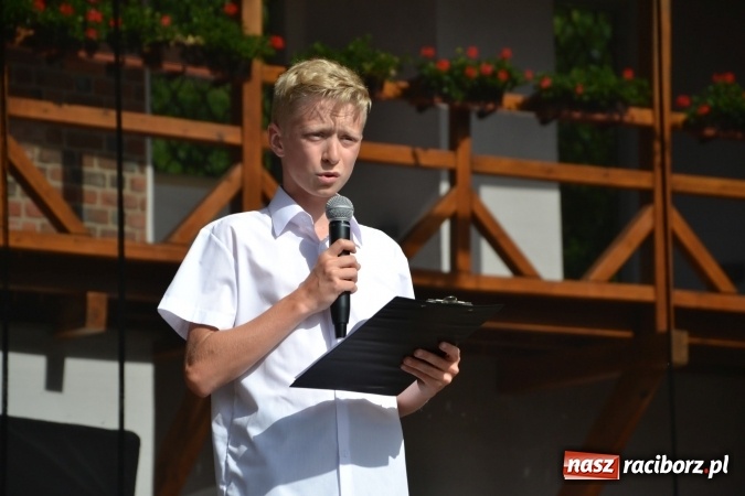 Zdjęcie w galerii na portalu naszraciborz.pl: Obchody Dnia Matki i Ojca oraz taneczne podsumowanie roku szkolnego w MDK  wiadomości z regionu