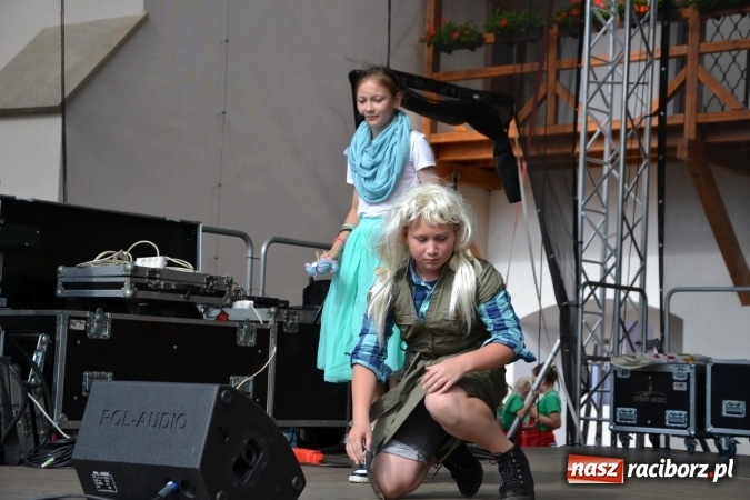 Zdjęcie w galerii na portalu naszraciborz.pl: Obchody Dnia Matki i Ojca oraz taneczne podsumowanie roku szkolnego w MDK  wiadomości z regionu