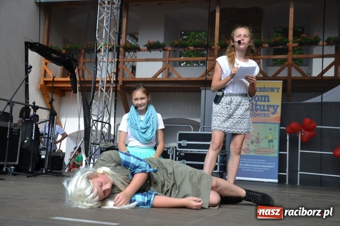 Zdjęcie w galerii na portalu naszraciborz.pl: Obchody Dnia Matki i Ojca oraz taneczne podsumowanie roku szkolnego w MDK  wiadomości z regionu