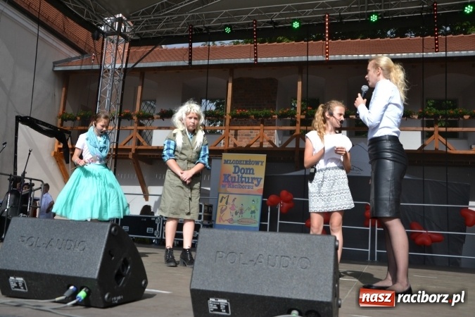 Zdjęcie w galerii na portalu naszraciborz.pl: Obchody Dnia Matki i Ojca oraz taneczne podsumowanie roku szkolnego w MDK  wiadomości z regionu