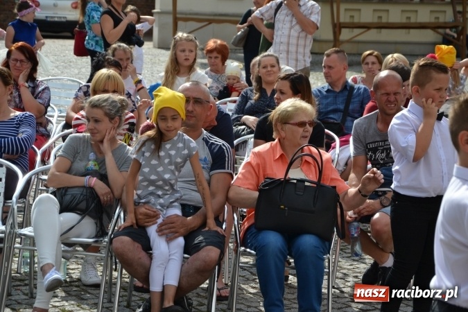 Zdjęcie w galerii na portalu naszraciborz.pl: Obchody Dnia Matki i Ojca oraz taneczne podsumowanie roku szkolnego w MDK  wiadomości z regionu
